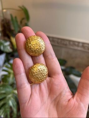 Vintage gold tone textured dome stud earring